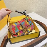 Складная сумка Fendi, которую можно носить под мышкой, с вышитым логотипом, выгл