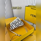 Складная сумка Fendi с зажимом. Красивая и вместительная, подходит для любого сл