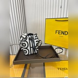 Совместная коллекция Fendi и Marc Jacobs. Сумка Fendi в форме ведра выглядит оче