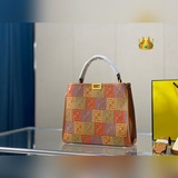 Fendi (Фенди) 88-летие Fendi сумка, гладкая текстура, четкие линии кроя. Две шту