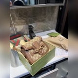 Сумка Gucci в форме седла (в складной подарочной коробке) в оригинальном исполне