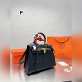 Уникальный цвет сумки Hermes Kelly идеально подчеркивает ее элегантность. Констр