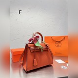 Уникальный цвет сумки Hermes Kelly идеально подчеркивает ее элегантность. Констр