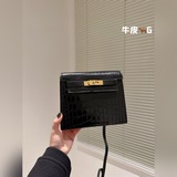 Сумка Kelly. Верхняя часть представляет собой элемент делового стиля, сумка Kell