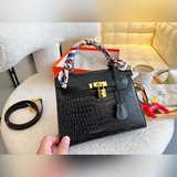 Подарочная упаковка) Натуральная кожа. Hermes Kelly с шелковым шарфом и брелоком