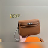 Чистая кожа, размер коробки 25,19 см. Сумка Hermès под мышку — бесспорный король