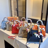 Улучшенная версия классической сумки Kelly от Hermès! В комплекте шелковый шарф 