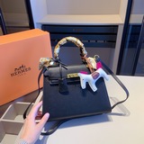 Рекомендуем новую версию классической сумки Kelly от Hermès! В комплекте шелковы