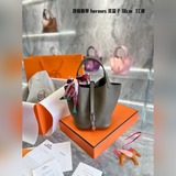 Обычный размер корзины для продуктов Hermès составляет 18 см. Новая корзина стои