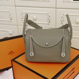(Золотая и серебряная застежка) Hermes (Lindy) Самая известная сумка Hermes.