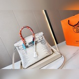 Классическая сумка Hermes Platinum не выходит из моды. Доступна в двух размерах.