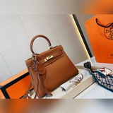 Кожа с рисунком личи, поставляется с подвеской Hermès, сумка Kelly от Hermès, эк