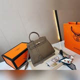 Кожа с текстурой личи. Доставка аксессуаров Hermès. Эксклюзивная классическая су