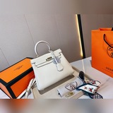 Кожа с рисунком личи, поставляется с подвеской Hermès, сумка Kelly от Hermès, эк