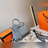 Кожа с рисунком личи, поставляется с подвеской Hermès, сумка Kelly от Hermès, эк