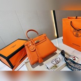 Кожа с текстурой личи. Доставка аксессуаров Hermès. Эксклюзивная классическая су