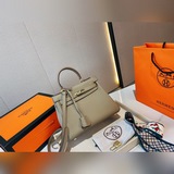 Кожа с текстурой личи. Доставка аксессуаров Hermès. Эксклюзивная классическая су