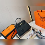 Кожа с рисунком личи, поставляется с подвеской Hermès, сумка Kelly от Hermès, эк