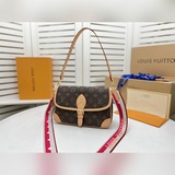 Новая модель m45985 поступила в продажу. Эта сумка Diane Bag в форме багета комп