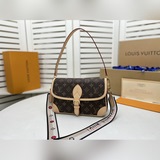Новая модель m45985 поступила в продажу. Эта сумка Diane Bag в форме багета комп