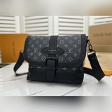 Обновленная версия оригинальной модели m45911 Black Flower. Эта новая сумка-почт