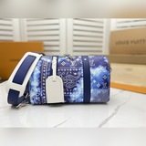 m20555 Эта сумка city keepall украшена монограммой ba.