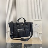 Нейлоновая сумка Prada. Легкая сумка Prada, которая подходит к любому наряду и в