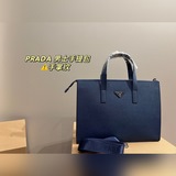 Размер 38,28. Портфель Prada легко сочетается с любой одеждой, отличается сдержа