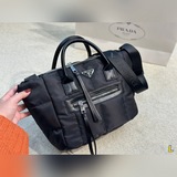 Сумка из нейлона Prada с большим объемом. Возьмите ее с собой домой на праздники
