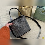 Prada | Сумка, украшенная бриллиантами. Внимание! Она светится! «Серебряный свет