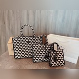 Сумка для покупок Prada! Она достаточно большая и удобная. Это действительно пра