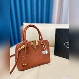 Сумка Prada Shell Bag — она остается популярной на протяжении многих лет и стала