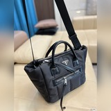 Prada нейлоновая сумка с дизайнерским акцентом. Вы будете впечатлены ее внешним 