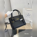 Сумка Prada в комплекте с коробкой. Подходит к любому наряду, создает модный обр