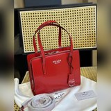 Подарочная коробка Сумка Prada Prada в последнее время очень популярна, в голове
