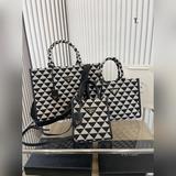 Сумка Prada подходит к любому наряду и выглядит стильно. Незаменимый аксессуар д