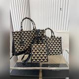 Сумка Prada подходит к любому наряду и выглядит стильно. Незаменимый аксессуар д