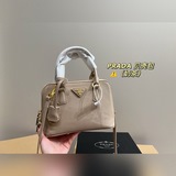Размер коробки： 23,15 см. Сумка Prada Shell легко сочетается с любым нарядом, от