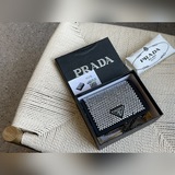 Кошелек Prada с цепочкой и бриллиантами очень впечатляет. Я очень ценю эту ретро