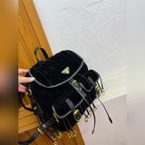 Размер： 30*30 см. Рюкзак Prada. Говоря о рюкзаках, нельзя не упомянуть об этом. 