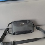 Prada одноплечевая сумка через плечо с классическим логотипом и оригинальными ма