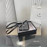 Комплект Prada, двухслойная сумка-треугольник, кошелек, очень удобный. В последн