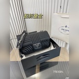 Складная сумка Prada через плечо подходит к любому наряду и придает стильный вид