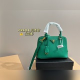 Размер коробки： 23,15 см. Сумка Prada Shell легко сочетается с любым нарядом, от