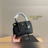 Размер коробки： 23,15 см. Сумка Prada Shell легко сочетается с любым нарядом, от