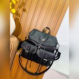 Размер： 30*30 см. Рюкзак Prada. Говоря о рюкзаках, нельзя не упомянуть об этом. 