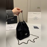 Размер： 14 × 18. PRADA Новая сумка-бакет с цепочкой из нейлона, легкая.