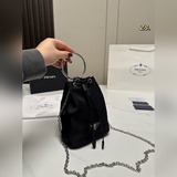 Размер (с коробкой)： 14 × 18. Новая сумка PRADA с круглым ручкой.