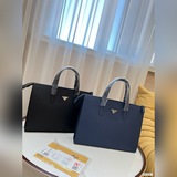 Новейшая модель мужской портфеля Prada отличается практичностью, тщательной прор