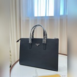 Новейшая модель мужской портфеля Prada отличается практичностью, тщательной прор
